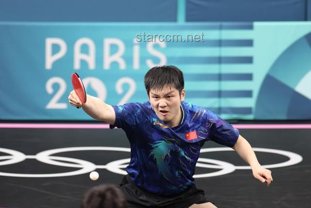 樊振东0-2落后选择更换球衣：战术与心理的双重转折
